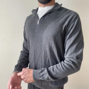 Grå kofta - Grå halfzip kofta ifrån Jack and Jones, koftan är i storlek M :) 