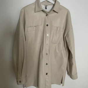 Jacka Nelly S - Jacka från Nelly. Storlek S. Rymlig storlek. 🤍