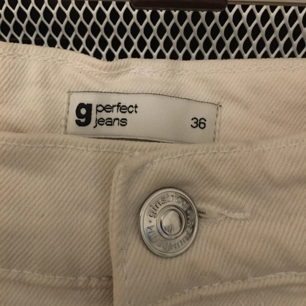 Beigevita jeans från Gina Tricot i fint skick, storlek 36. Jeans & Byxor.