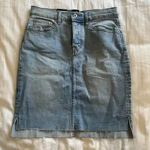 Oanvänd jeans kjol med lappar kvar från lager 157 i storlek M 