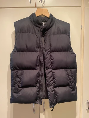 Väst - Svart väst! Perfekt till hösten