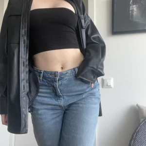 PU skinnjacka - Superfin PU-jacka i skinnimitation från Ellos! Säljer pga att den ej kommer till användning. Är en 38/40 i storleken och sitter snyggt oversized på mig som normalt har 36.