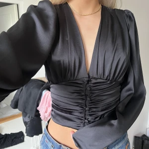 Blus satin ginatricot - Jättefin blus ifrån ginatricot i storlek 32 men passar mig bra som är en Xs/s