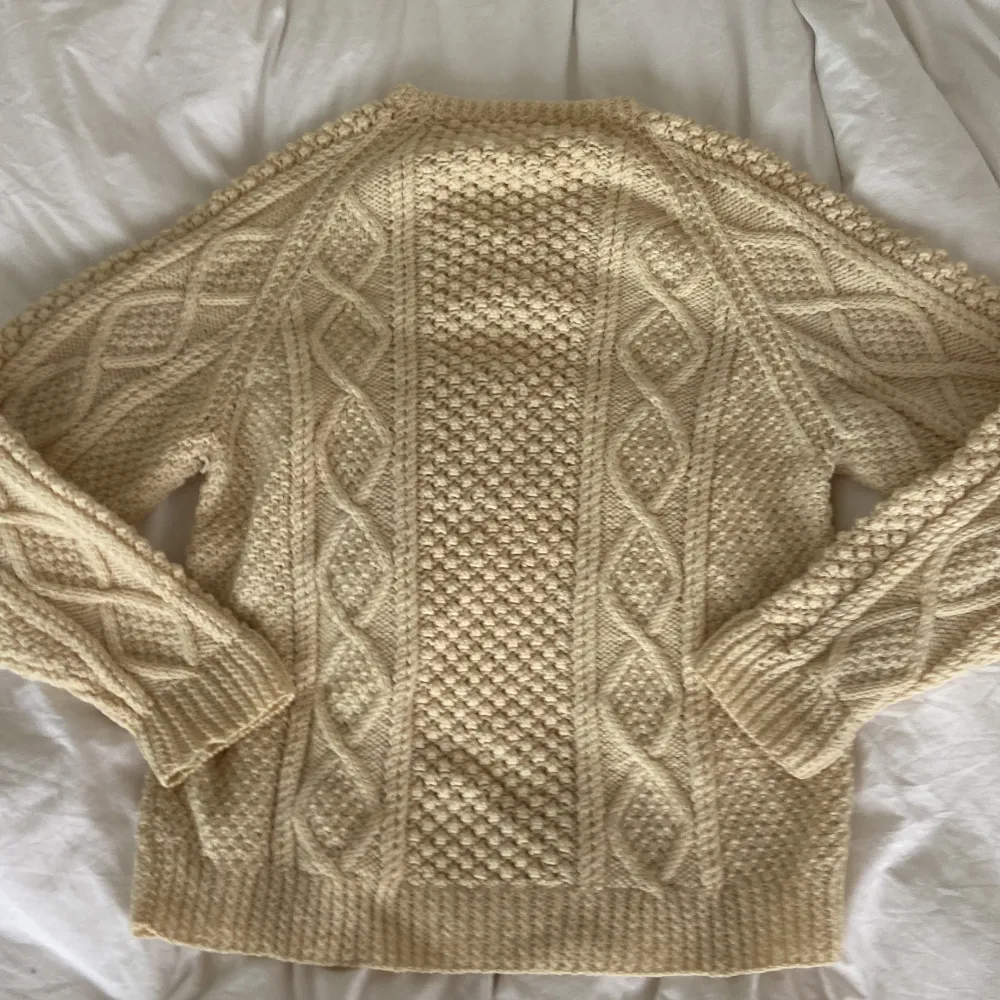 Vintage stickad rory sweater som är jättegullig till hösten. Köpt för 400kr säljer för halva pris. Klicka inte köp nu och läs min bio.. Stickat.