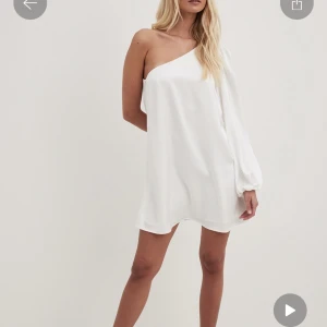 Klänning - SÖKER DENNA KLÄNNING FRÅN NA-KD!!!!