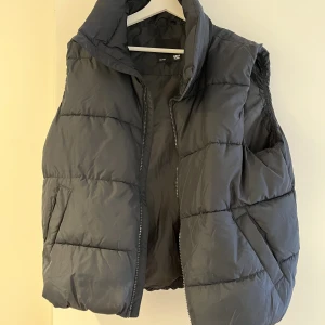 Väst - Säljer min väst då den inte kommer till användning. Nyskick 