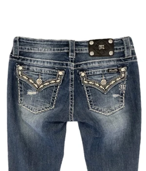 Miss me jeans - Så jävligt snygga jeans, har blivit för små på mig:(  Midjemått är 37cm rakt över  Innebenslängden är 80cm :) tryck på köp nu vid snabb affär, annars kan pris gå att diskuteras😻😻