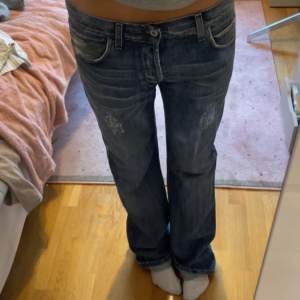 Supersnygga lågmidjade jeans som tyvärr inte passar mig!  Är 175cm lång och brukar ha 38-40 i jeans. De är lite för långa och stora i midjan på mig!