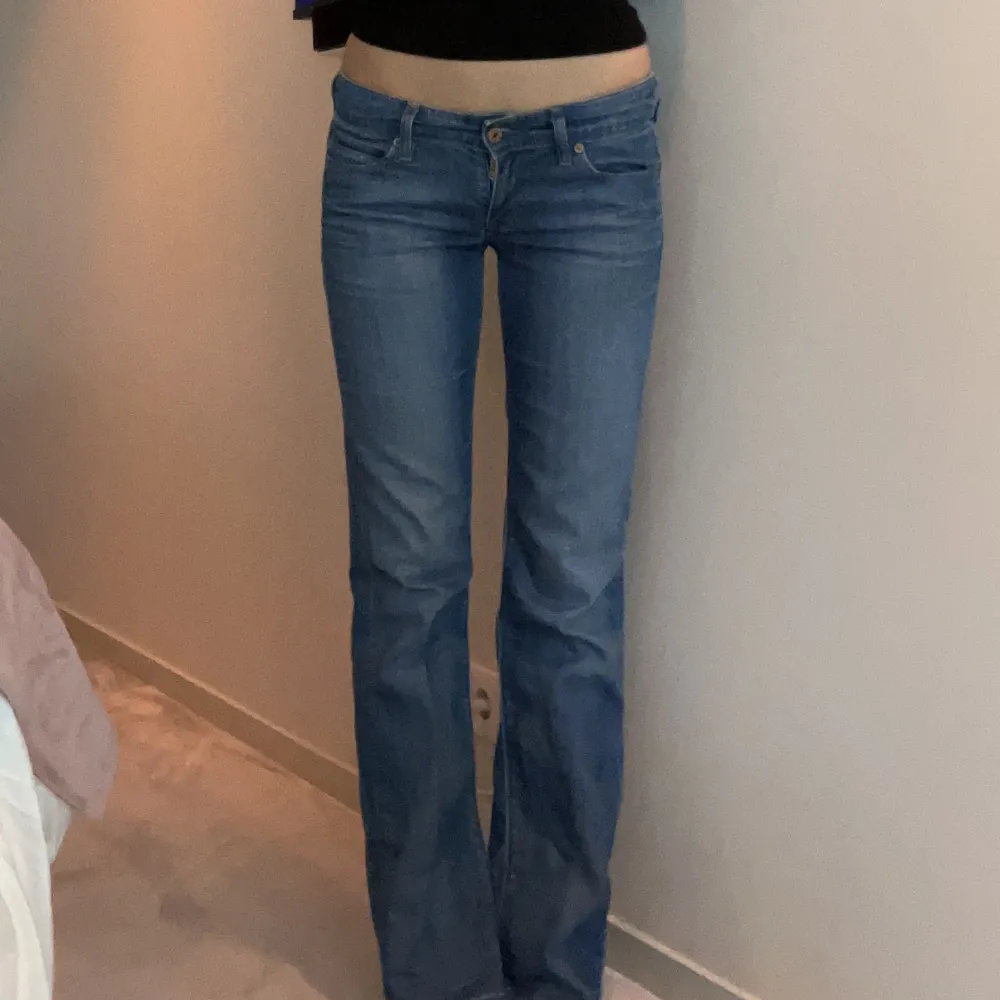 Blåa Levi’s jeans i modellen 570 straight, skulle dock påstå att de sitter som bootcut. Jeans & Byxor.