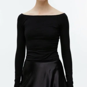 Svart Off shoulder tröja - Snygg svart off shoulder tröja i bra skick! 