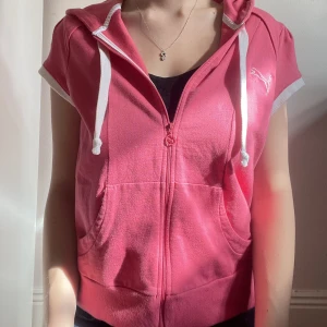 Rosa kortärmad puma hoodie - Så cool rosa zipup hoodie med korta ärmar från puma. Sitter lite oversized på mig som har storlek s-m. Kan mötas upp nära Mariatorget. 