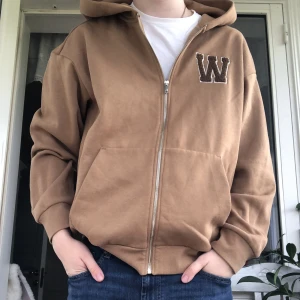 Zip hoodie  - Snygg ziphoodie från H&M, tröja är i premium sortiment så den är lite dyrare och bättre kvalitet än vanliga H&M tröjor. Tröjan är helt ny och har ändast använts en gång.