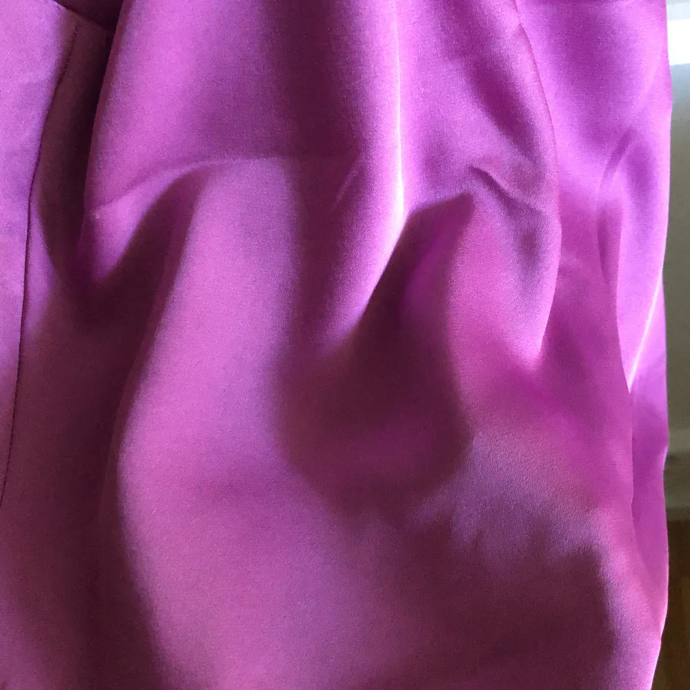 Topp i lila/rosa silke, lätt med tunna band. Halvt öppen rygg. Använd 2-3 ggr.. Toppar.