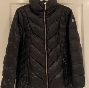 Michael kors vinterjacka  - Tjock Michael kors vinterjacka i svart. Jackan är i  nyskick, endast använd ett fåtal gånger. Storlek S. Nypris: 4000kr