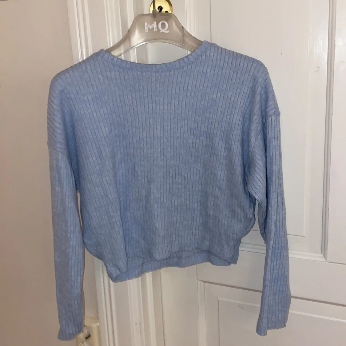 Blå, tun, stickad tröja