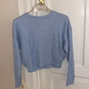 Blå, tun, stickad tröja  - En blå stickad tröja, ganska tunn, i storlek 146/152, är använd ganska många gånger.