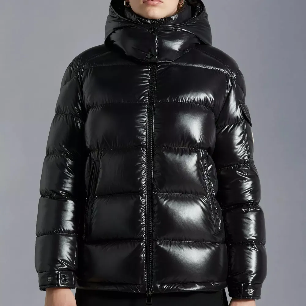 En moncler Maire Short Down Jacket i storlek 2, färg svart. Använd knappt 2 vintrar, bra skick. . Jackor.