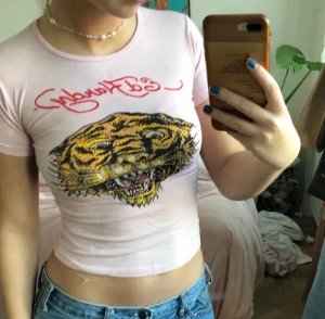 Edhardy tshirt - Lånade bilder från förra ägaren!!   Säljer denna tröjan då efter jag köpte den kom den aldrig till användning 💕 Använd en gång och är tvättad och ligger bara och tar plats i garderoben nu🤗