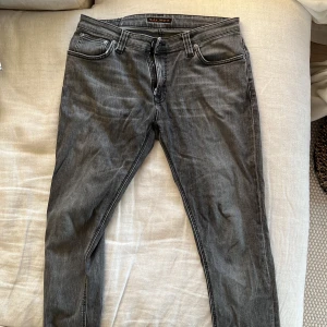 NUDIE HERR JEANS  - NUDIE HERR JEANS OANVÄNDA. Ordinarie pris 1500kr 