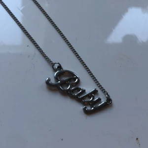 Baby halsband  - Silver halsband där det står baby på
