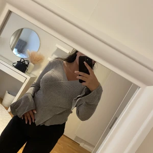 Grå stickad tröja  - Stickad tröja från shein. Använt ett fåtal gånger och är i väldigt bra skick. 