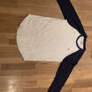 Hollistertröja - Skitsnygg tröja från hollister som blivit för liten! Använd en enda gång, helt i nyskick