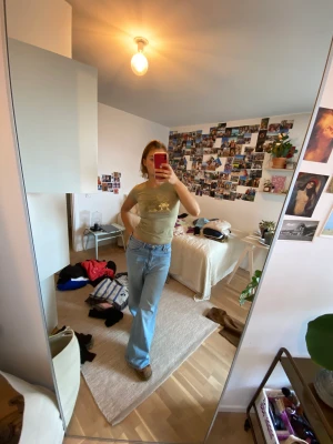 Babytee - Babytee i ljusgrön med tryck