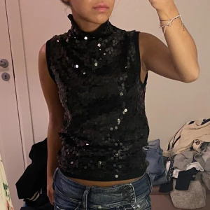 Paljetttopp - Cool paljett topp!! Passar så bra till middag och fest😍😍Passar XS-S