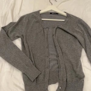 Mörkgrå kofta - Tunn mörkgrå kofta från Gina i fint skick! Den är i storlek M men skulle säga att den sitter mer som en S💗
