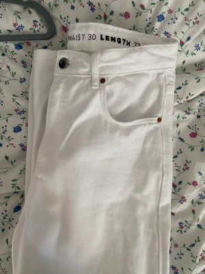 Vita jeans  - Rak model, långa (32) Nästan aldrig använda jeans från bikbok