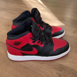 Jordans Mid ”Banned”❤️‍🔥 - Säljer mina riktigt snygga och oanvända jordans mid banned då dom inte kommer till användning. Endast testade. Orginallåda och crease skydd medföljer❤️‍🔥
