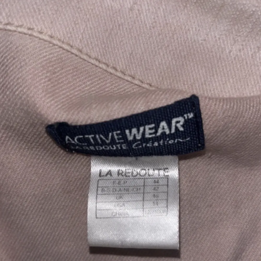 Rosa jeansjacka från  active wear, säljer då jag ej använder den. förstår inte riktigt storlekarna men tror det är storlek S eller M (jag är S typ) och den sitter bra på mig. . Jackor.