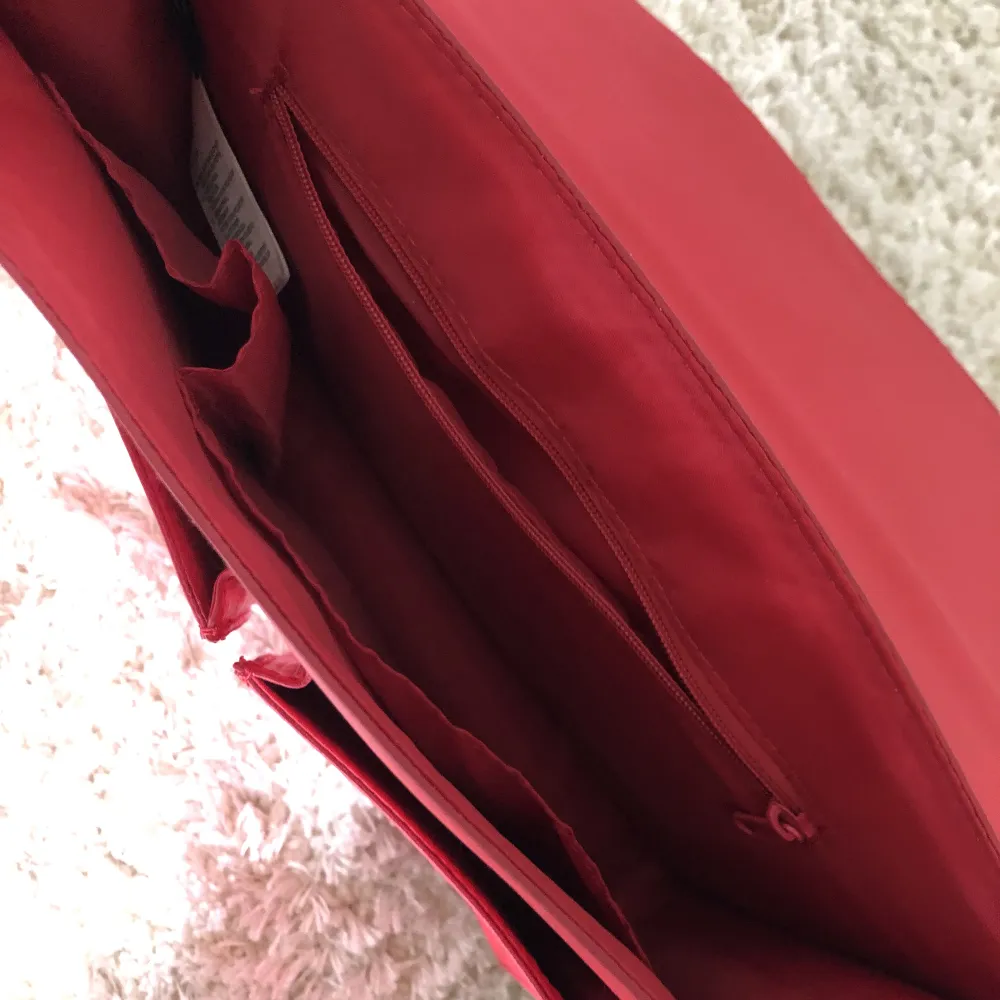 Röd justerbar vintage axelremsväska med två ytterfickor och fleratals inne fack. Fråga för flera bilder <3. ❤️. Väskor.