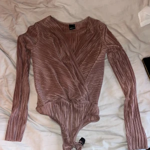 Rosa body - En snygg body. Bra skick och knappt använd. Är som en small