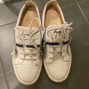 Giuseppe zanotti skor - Säljer mina Giuseppe zanotti skor då jag inte använder dem längre. Box och dustbag tillkommer. Con: 7/10