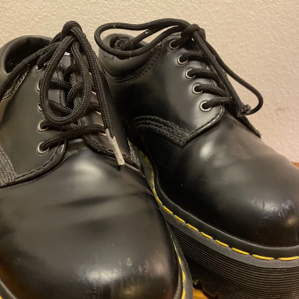 Jättefina dr martens skor som ej kommer till användning. Skorna är i gott skick med en klack på 4-5 cm. Skorna har några defekter på framsidan och vänsterskons skosnören. Annars som nya! . Skor.
