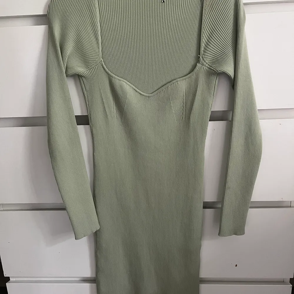 En jättefin pastellgrön klänning från chiquelle som inte kommit till så mycket användning:(. Den är använd max 3 gånger och är som i nyskick. ❣️. Klänningar.
