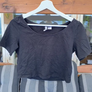 Crop topp - Bomulls crop topp från HM. Välanvänd men har mer att ge. 