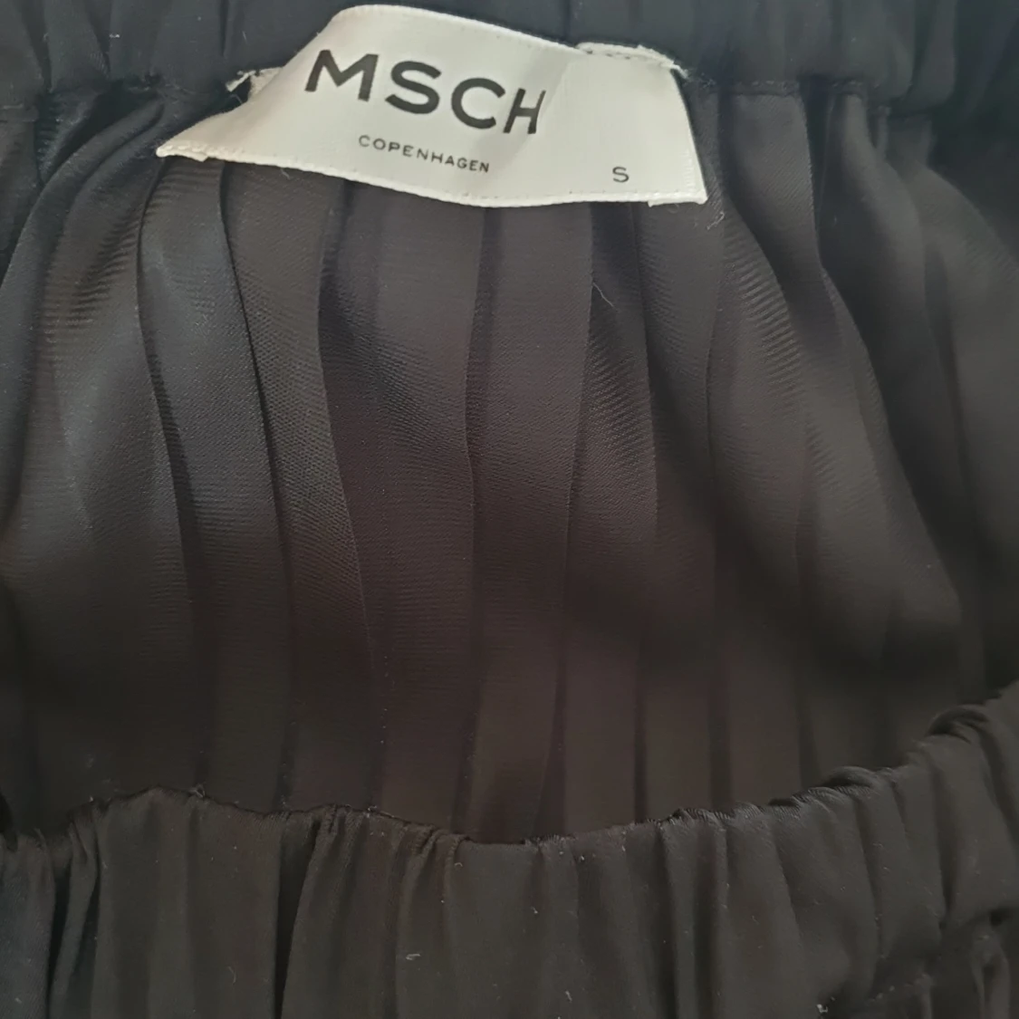 Svart plisserad midikjol  - 90