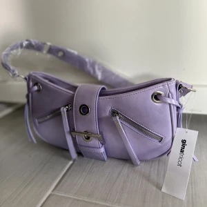 Väska  - Helt ny väska från Gina med prislapp på köpt för 400kr💜 kan gå ner i pris vid snabb köp.