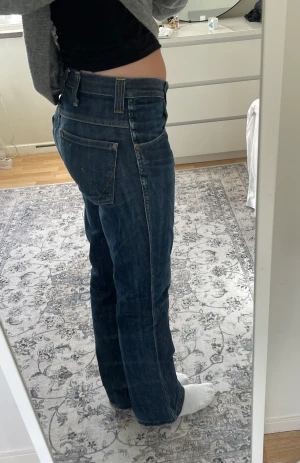 Low waist jeans - Snygga Low waist jeans. Går hela vägen ner till marken på mig som är 175 cm. Köpta second hand men är sparsamt använda😊 köparen står för frakt