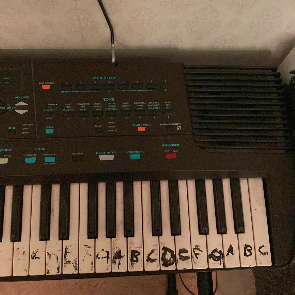 Keyboard(Piano) kan få den för pengar och/eller Jordans . Övrigt.