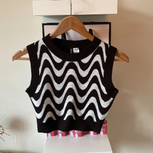 Svart vit tröj väst  - Väldigt snygg tröj väst passar dom flesta stilerna. Säljer för är för liten. Mycket bra skick.