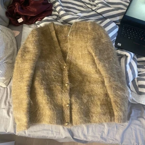 Stickad kofta  - Mjuk stickad kofta 