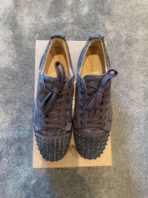 💫Christian Louboutins💫 - Hej!! Säljer nu ett par riktigt feta Christian Louboutin junior spike i storlek 45. Färgen heter smokey/smokey i mat. De är knappt använda 9/10 skick. Box, dustbag, extra snören och kort medföljs. Kvitto finns. Hör av er för fler frågor eller bilder💫🩶