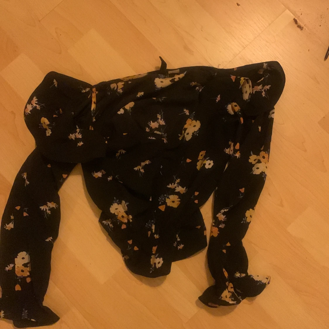 En svart top med blommor  - 90