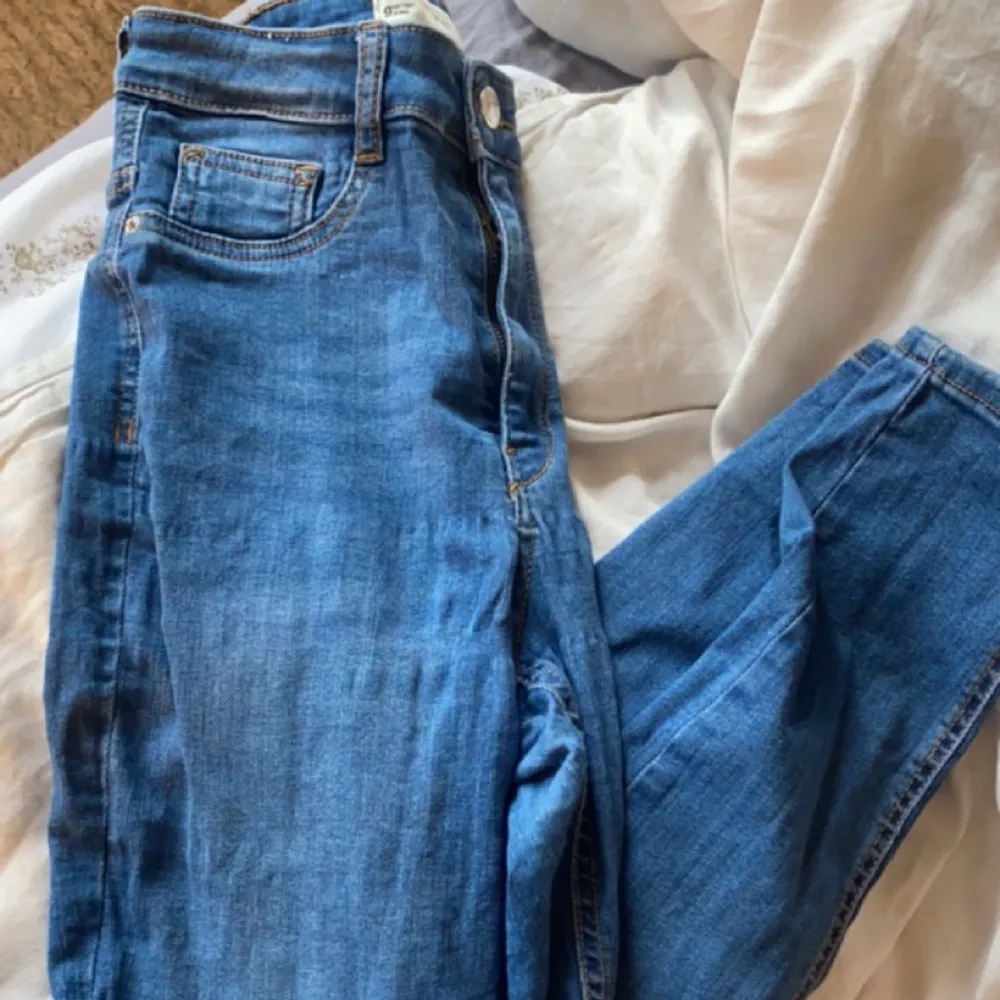Blå skinny jeans från Gina i bra skick. Säljer då det inte är min stil längre och dem är förstora💗 Storlek M. Jeans & Byxor.