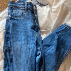 Skinny jeans  - Blå skinny jeans från Gina i bra skick. Säljer då det inte är min stil längre och dem är förstora💗 Storlek M