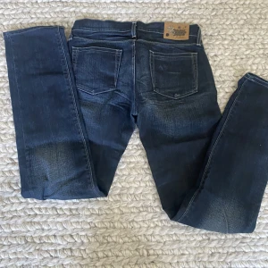 Jeans - Mörklblåa jeans. Raka!