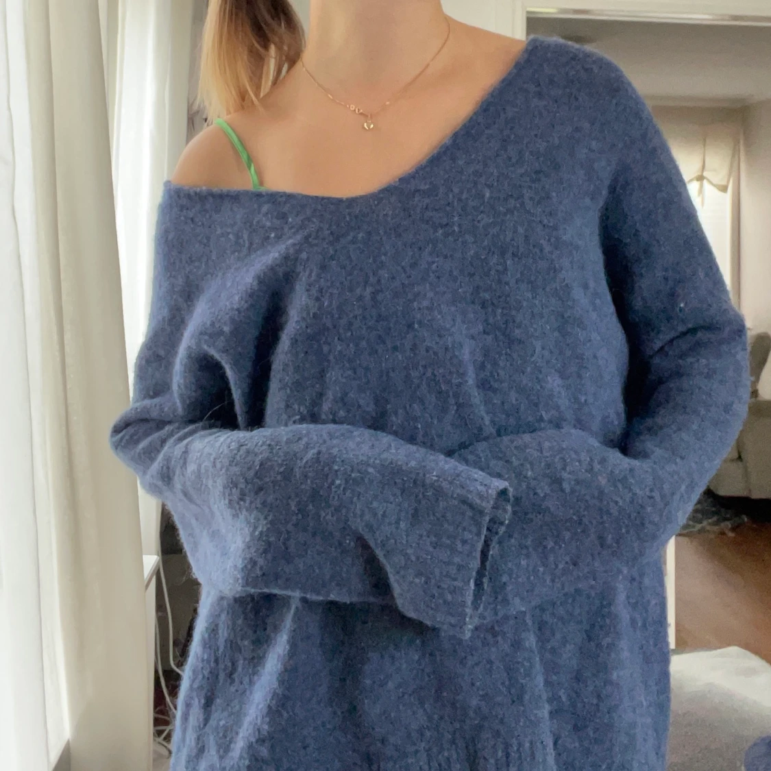 Mörkblå stickad tröja